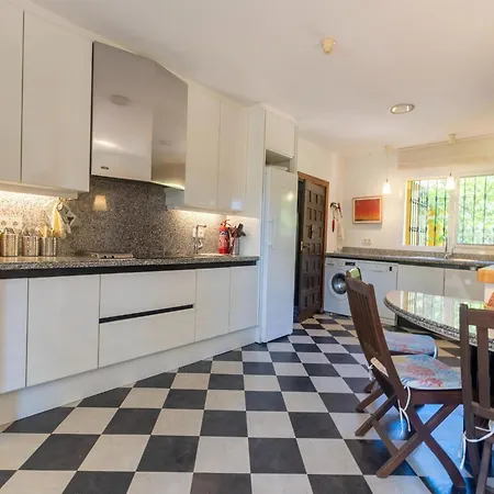 Near Beaches, Cleaning Included Holiday home
